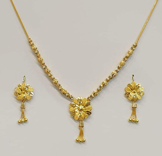 "Floral Gold Necklace Set – Lightweight Elegance"