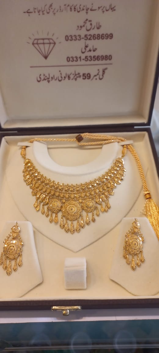 "Floral Gold Necklace Set – Lightweight Elegance"