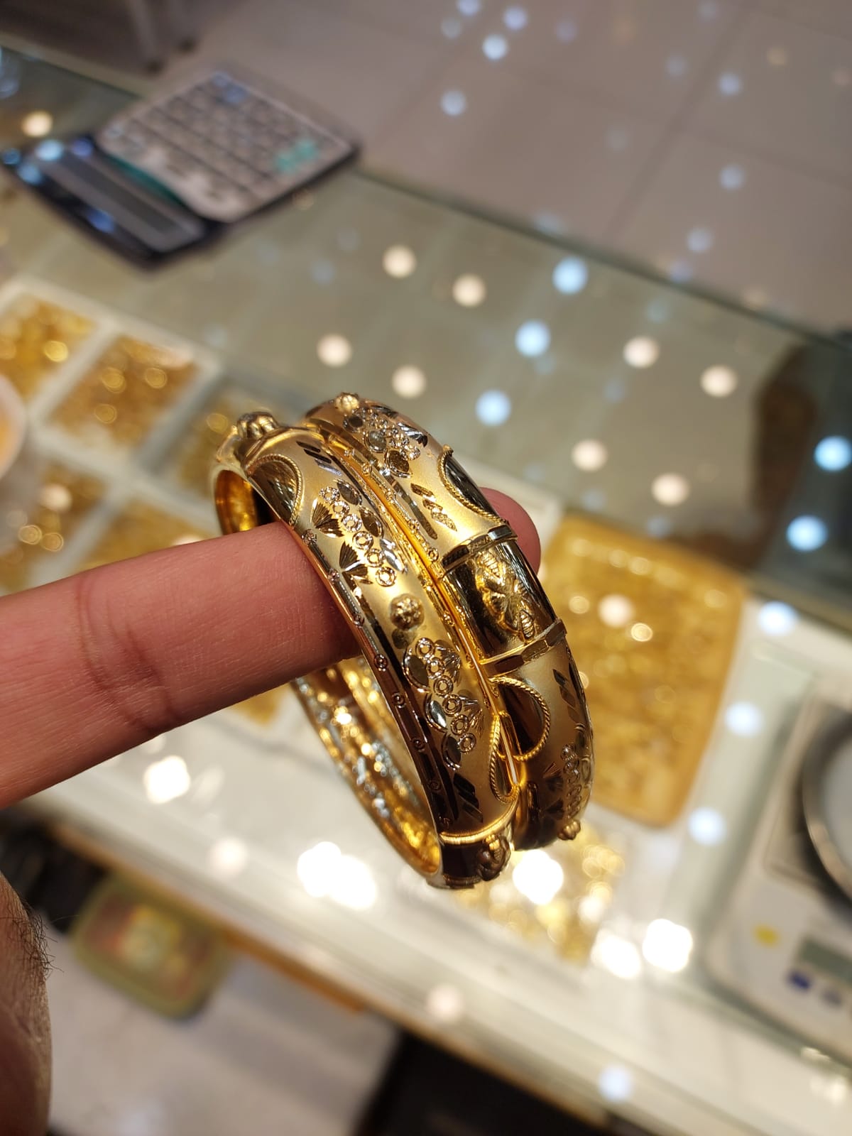 Classic 22K Gold Bangles – Traditional Design (Pair)