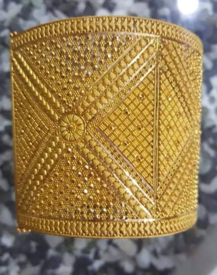 Classic 22K Gold Bangles – Traditional Design (Pair)